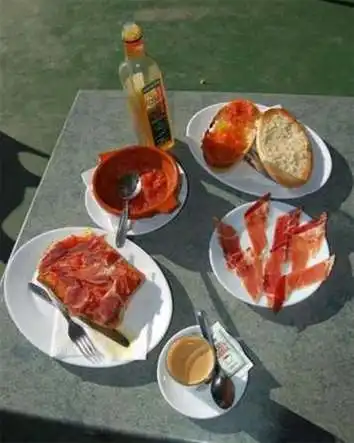 Pan con tomate, aceite y jamón