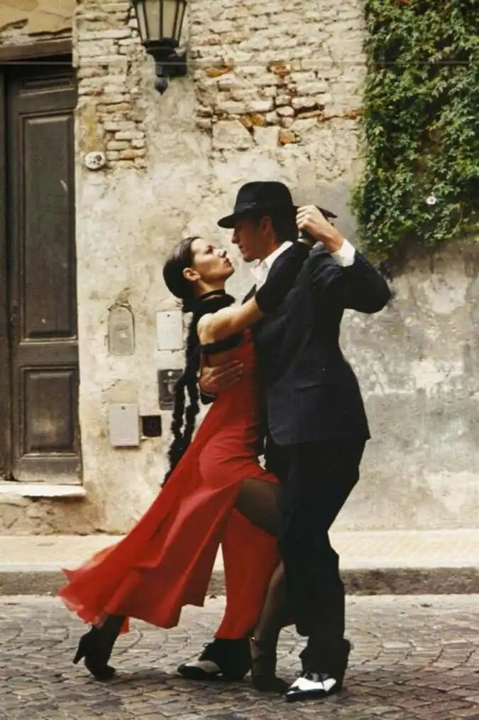 Korespa - Pareja bailando un tango en la calle