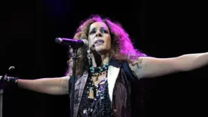 Rocío Dúrcal: El legado atemporal de la reina de la ranchera 6 Rosario Flores: El alma del flamenco y la evolución musical