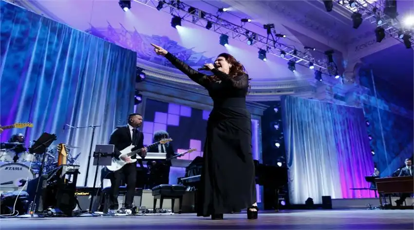 Musica 240 Gloria Estefan performs