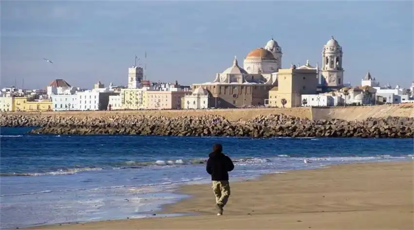 Cádiz, la ciudad entre dos mares: un viaje por su historia, cultura y gastronomía